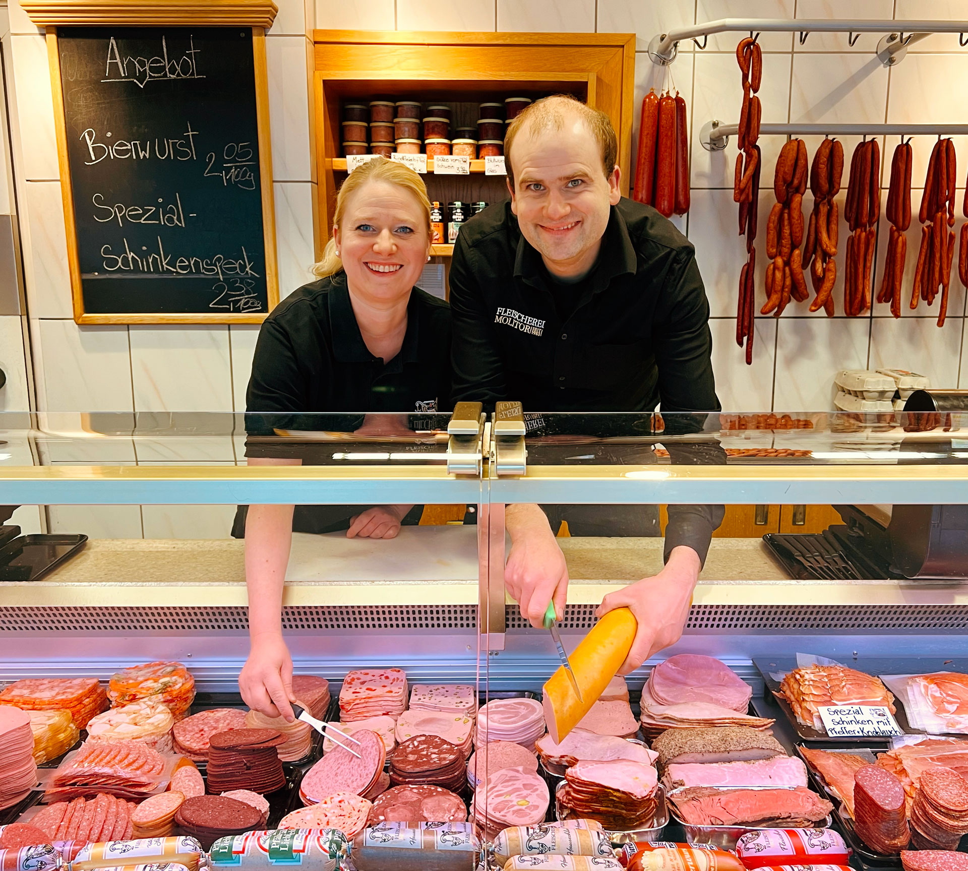 Marion Schmidt und Matthias Molitor an der Fleischerei-Verkaufstheke