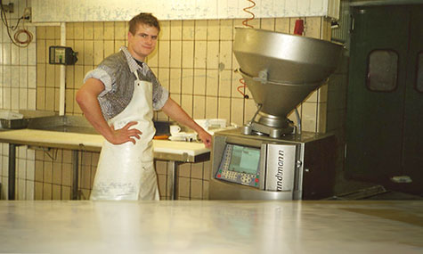 Matthias Molitor schließt seine Metzger Ausbildung ab